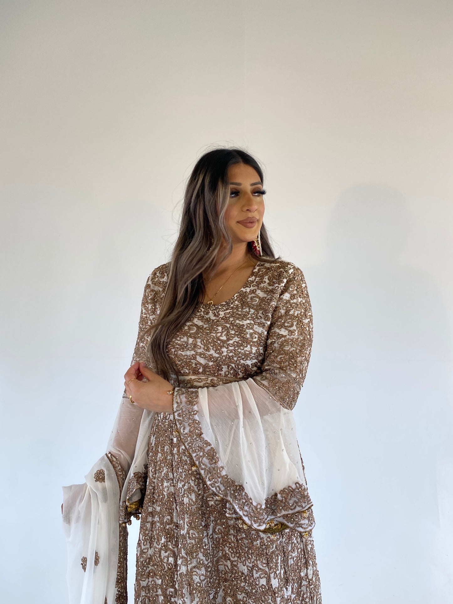 AYMANI white and bronze gold style